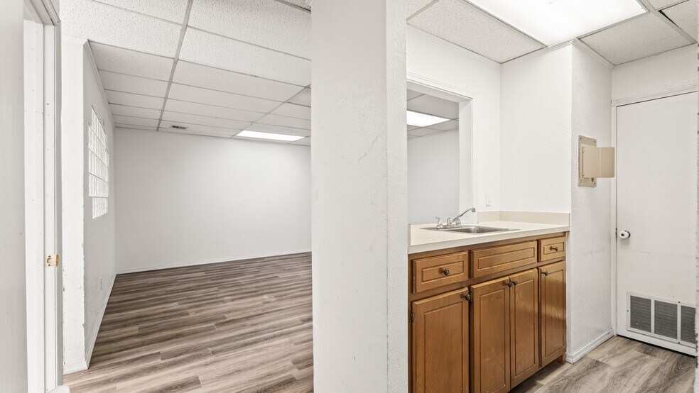 More Photos Of 8720 S Penn Ave, Oklahoma City Office For Sale