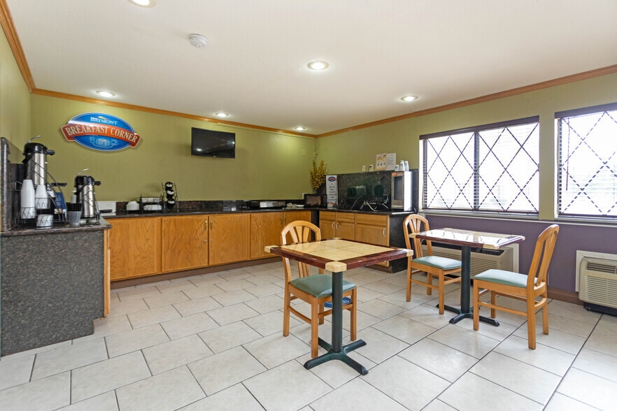 More Photos Of 5100 Hickory Point Frontage Rd, Decatur Hotel For Sale