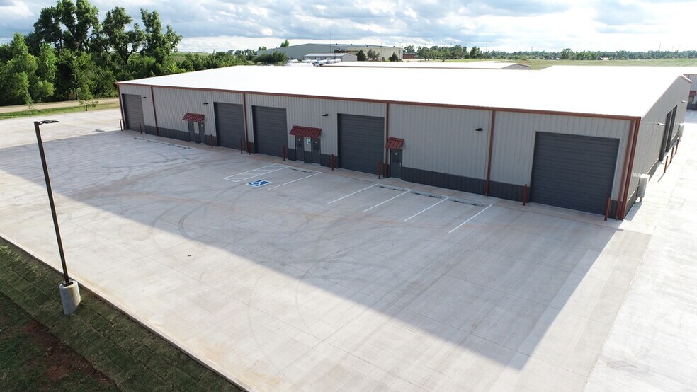 More Photos Of 1031 Thunderbird Lane, Mustang Warehouse For Lease