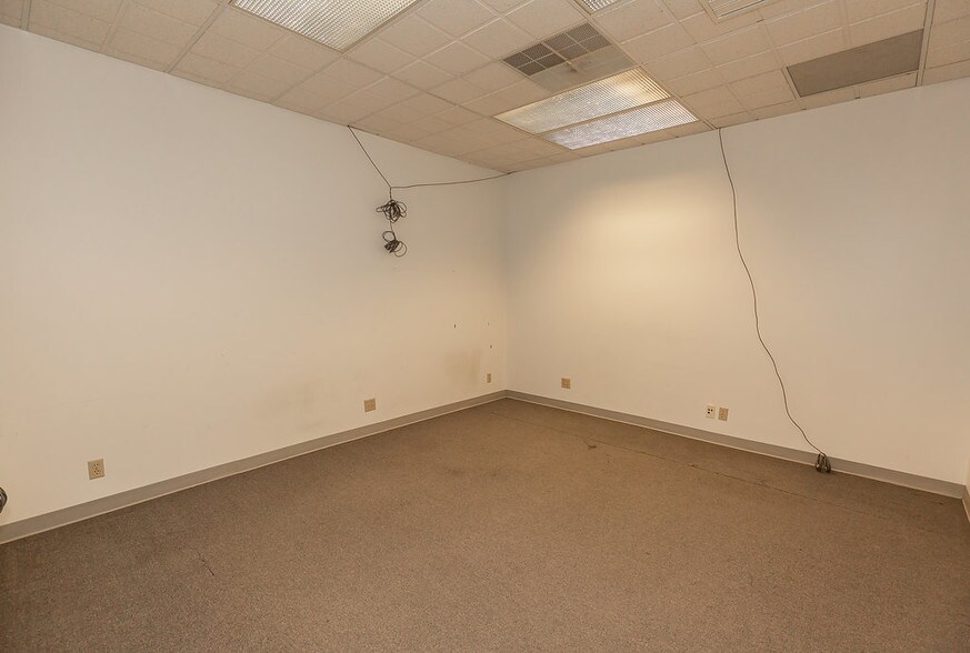 More Photos Of 8901 Washington St, Kansas City Showroom For Sale