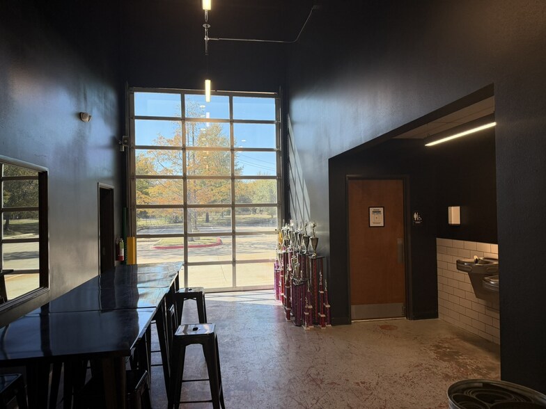 More Photos Of 1040 Mustang Dr, Grapevine General Retail For Lease