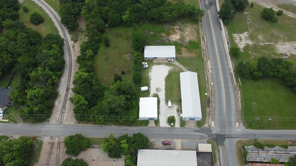 More Photos Of 309 N East St, Sherman Warehouse For Lease