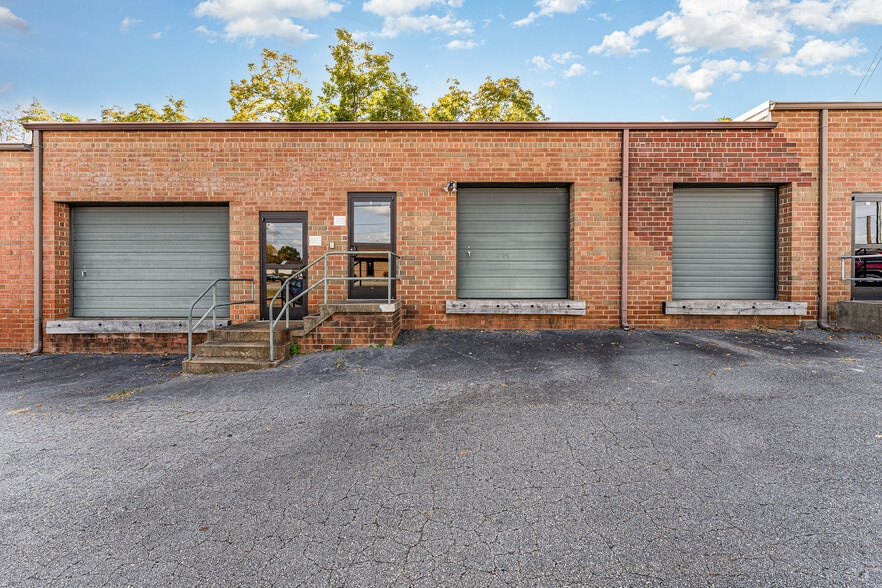 More Photos Of 3240 Highland Ave NE, Hickory Warehouse For Lease