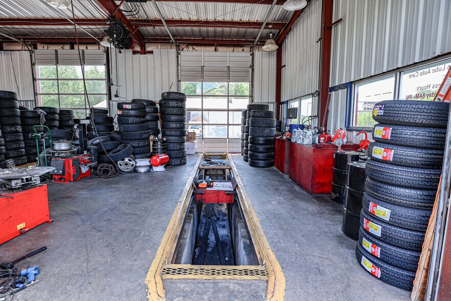 More Photos Of 430 US-62 E, Eddyville Auto Repair For Sale