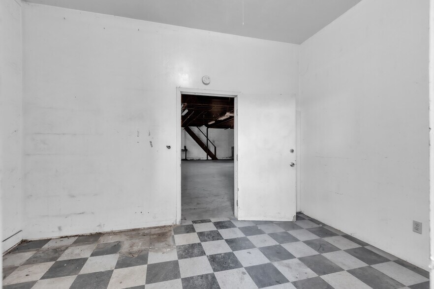 More Photos Of 227 Commission St, Salinas Showroom For Sale