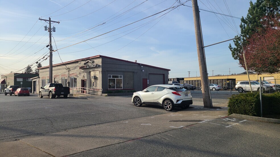 More Photos Of 135 E Hill St, Monroe Showroom For Sale