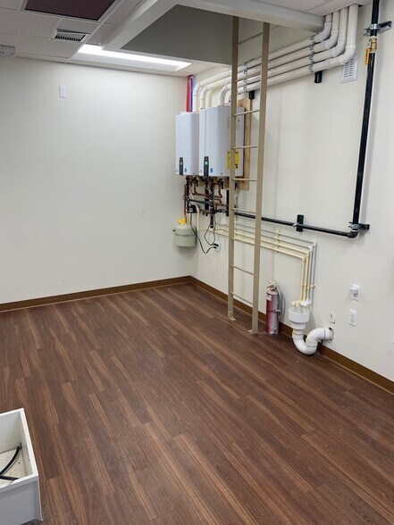 More Photos Of 9228 Highland Rd, White Lake Restaurant For Lease