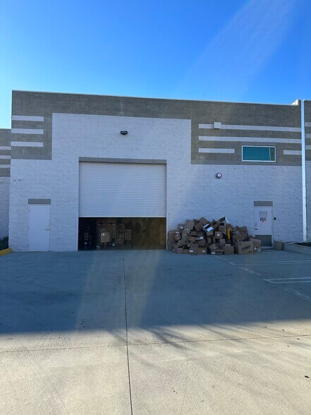 More Photos Of 7655 Kester Ave, Van Nuys Warehouse For Lease