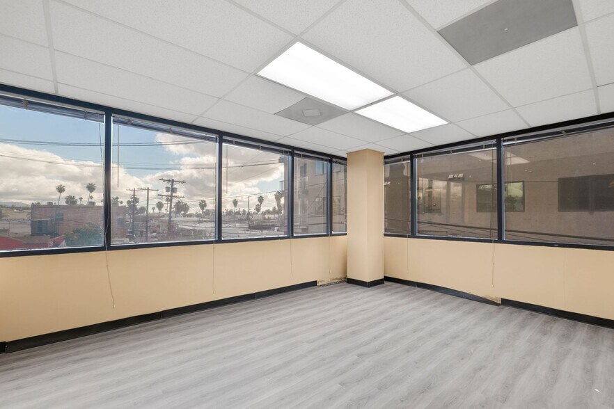 More Photos Of 14546 Hamlin St, Van Nuys Office For Sale