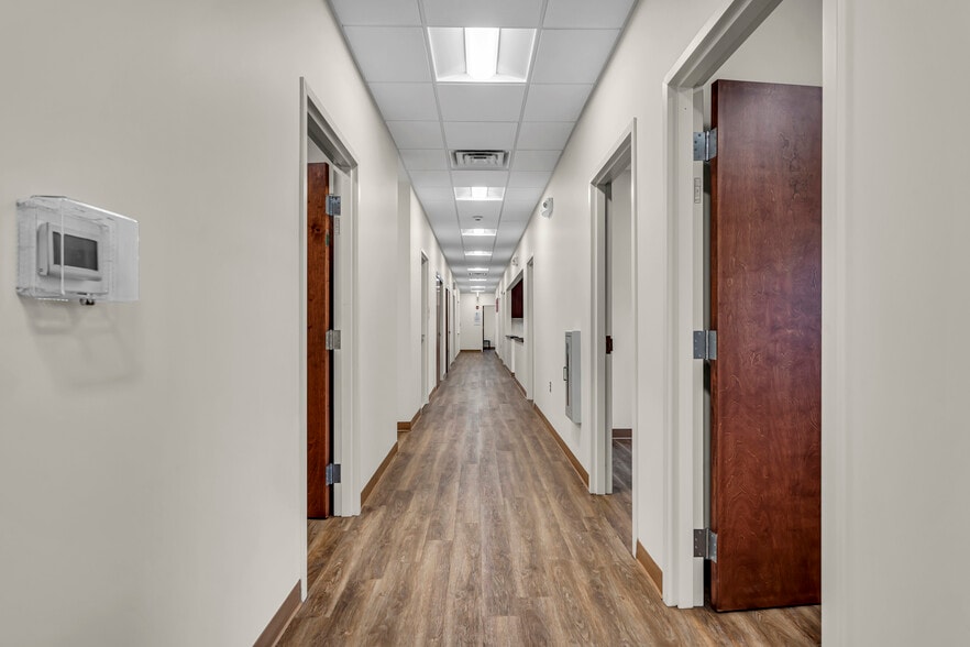 More Photos Of 500 Park Ave, Manalapan Township Medical For Lease