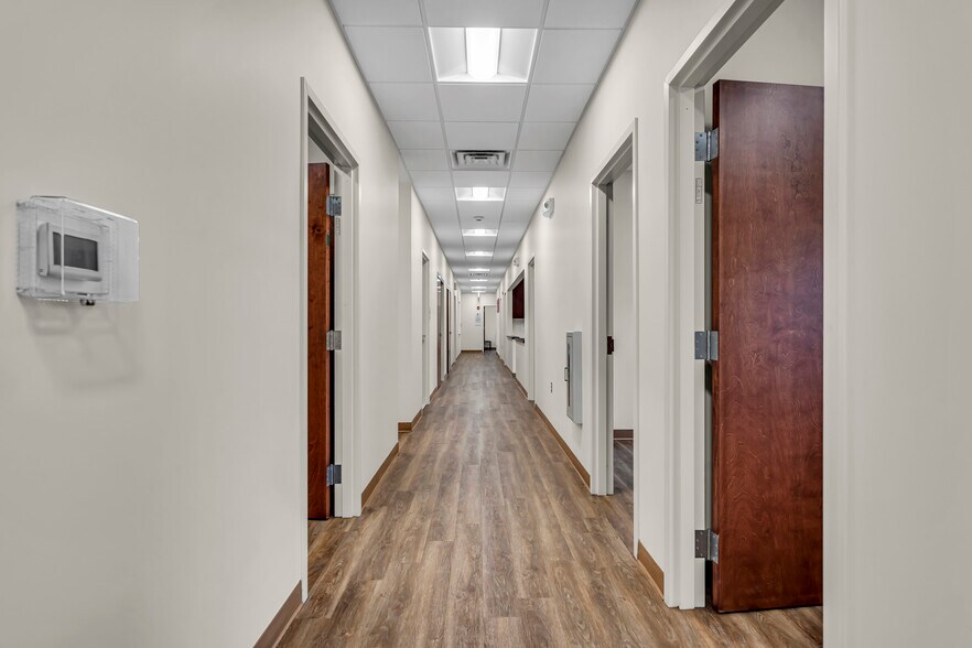 More Photos Of 500 Park Ave, Manalapan Township Medical For Lease
