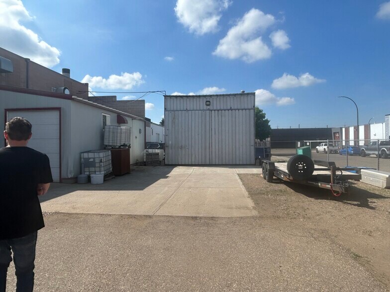 More Photos Of 1954 10 Av NW, Medicine Hat Warehouse For Sale