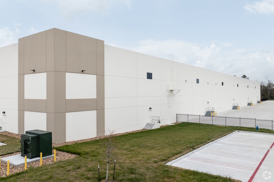 More Photos Of 7491 Rankin Rd, Humble Distribution For Lease