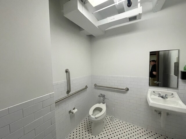 More Photos Of 1351 Northern Blvd, Manhasset Specialty For Lease