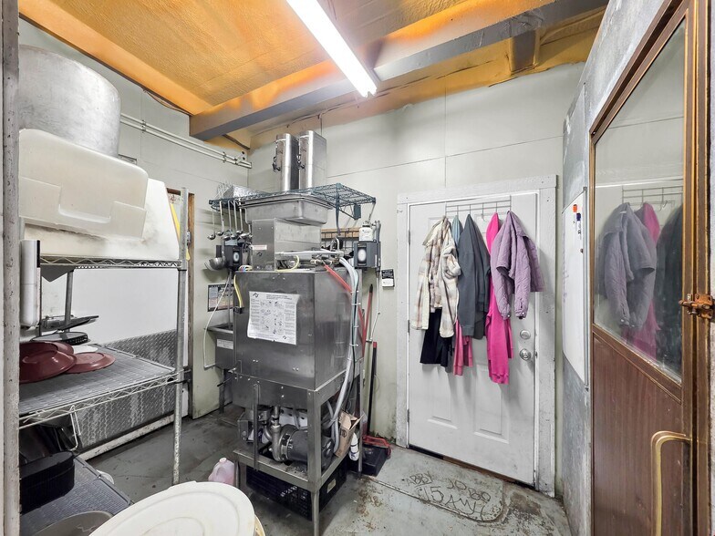 More Photos Of 1220 Highway 124, Winnie Service Station For Sale
