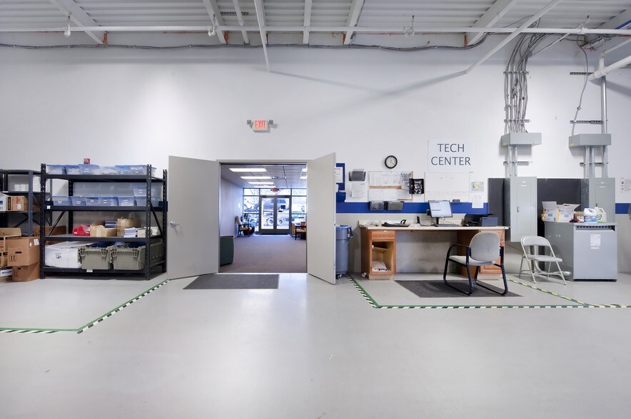 More Photos Of 10 Fadem Rd, Springfield Warehouse For Lease