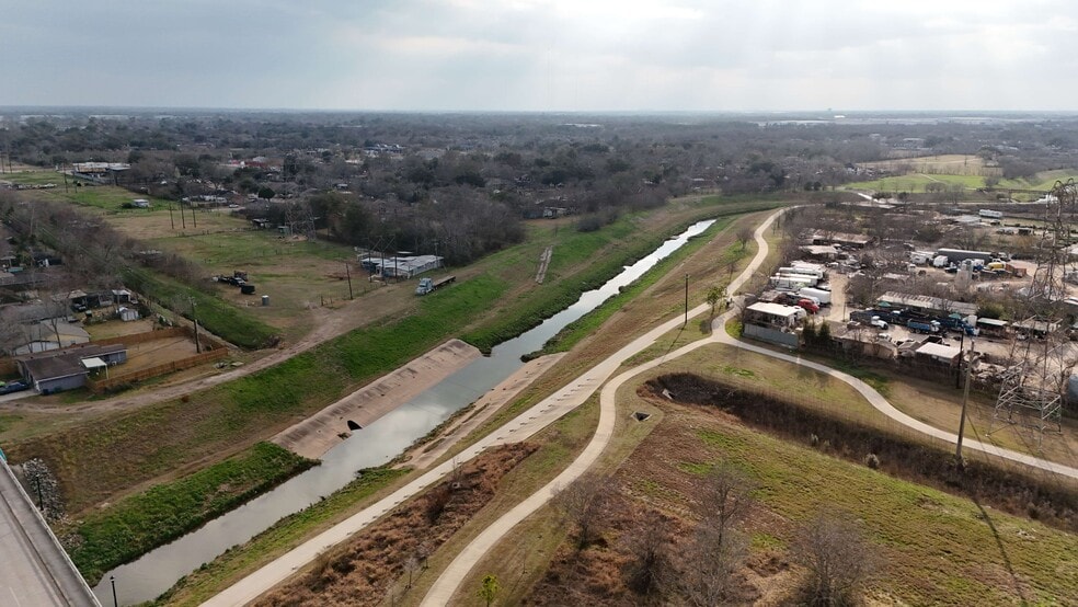 More Photos Of 14211 Hiram Clarke Rd, Houston Storefront For Lease