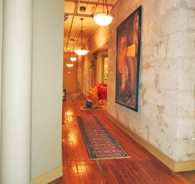 More Photos Of 403-405 E Commerce St, San Antonio Storefront Retail Office For Lease