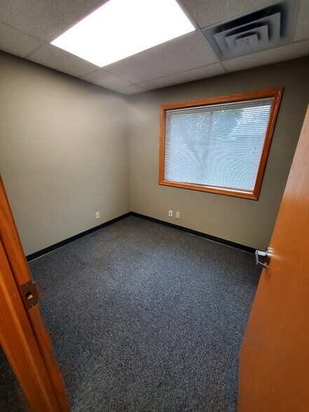 More Photos Of 300 Legacy Plz W, La Porte Medical For Lease