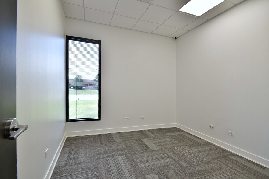 More Photos Of 6363 W 73rd St, Bedford Park Manufacturing For Lease