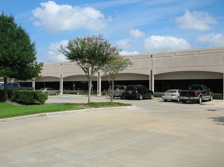 More Photos Of 16670-16700 Park Row, Houston Light Distribution For Lease