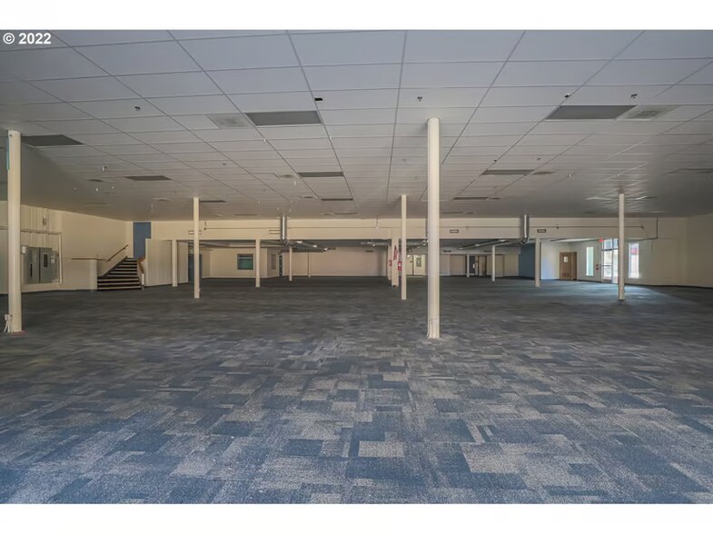 More Photos Of 181 Anderson Ave, Coos Bay Department Store For Sale