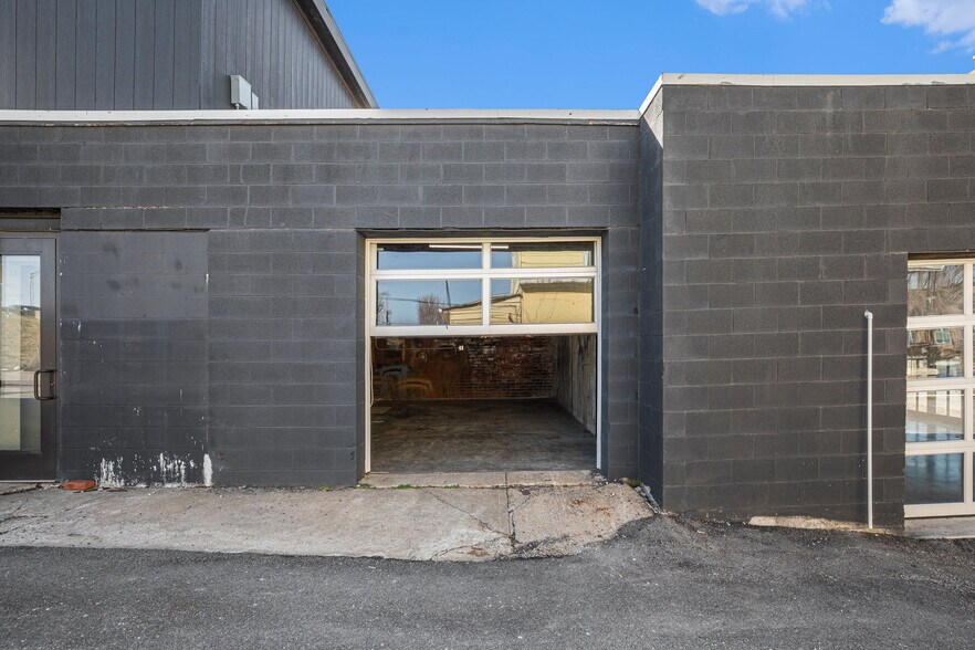 More Photos Of 2645 Madison Ave, Kansas City Apartments For Lease