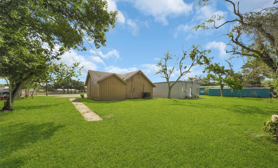 More Photos Of 522 Highway 3, La Marque Office For Lease