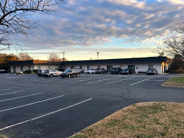 More Photos Of 1411 Plaza West Rd, Winston-Salem Medical For Lease