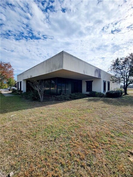 More Photos Of 1777 S Georgia Pky W, Waycross Office For Sale