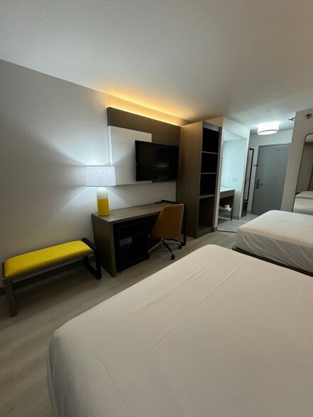 More Photos Of 16900 Halsted St, Harvey Hotel For Sale