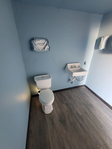 More Photos Of 2645 Yates Ave, Commerce Distribution For Lease