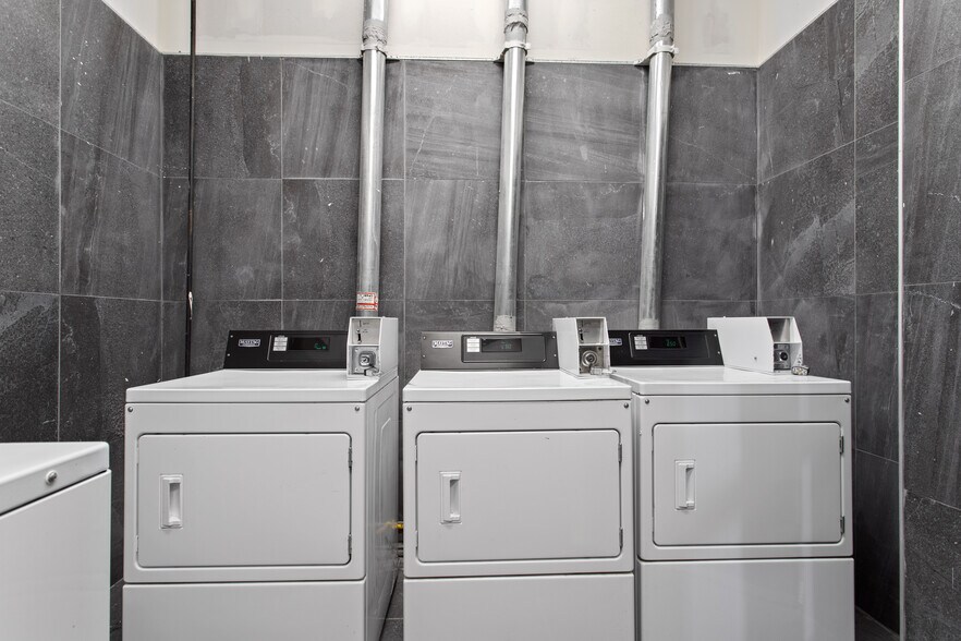 More Photos Of 3751-3761 S Hill St, Los Angeles Warehouse For Lease