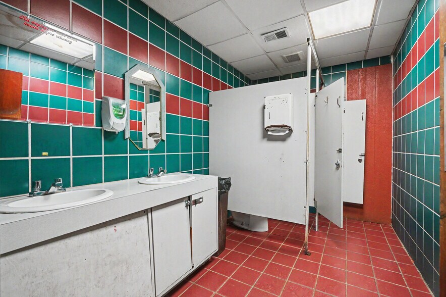 More Photos Of 244 N Water St, Kent Bar For Sale
