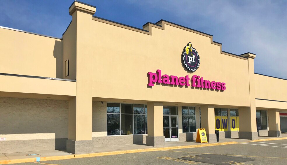 More Photos Of 565-605 Portion Rd, Ronkonkoma Storefront For Lease