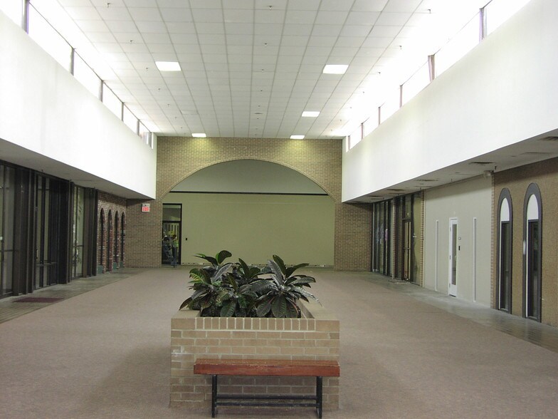 1000 W Main St, Dothan, AL 36301 Storefront Retail Office For Sale