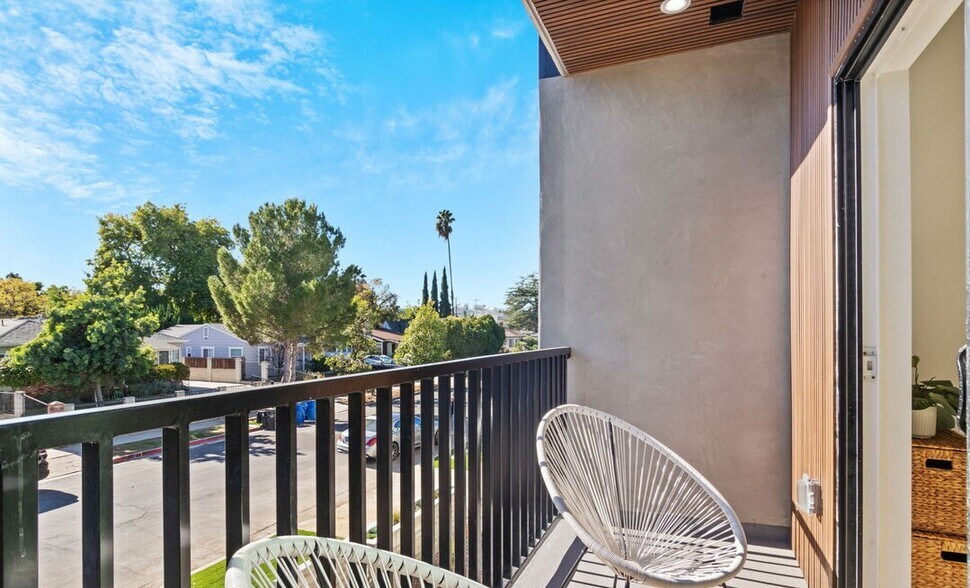 More Photos Of 10821 Hartsook St, North Hollywood Apartments For Sale