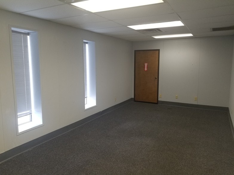 More Photos Of 10701 E Ute St, Tulsa Office For Sale