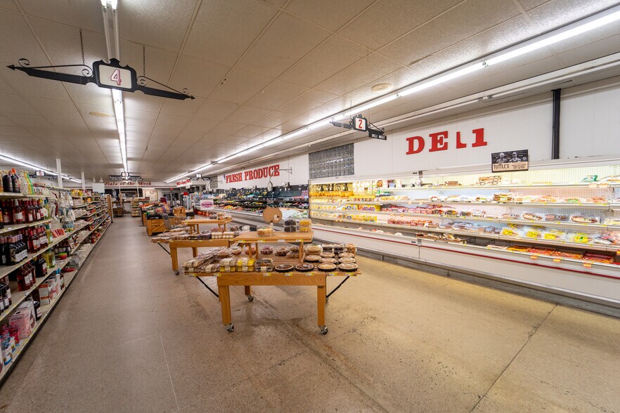 More Photos Of 1302 E Crestwood Dr, Victoria Storefront For Sale