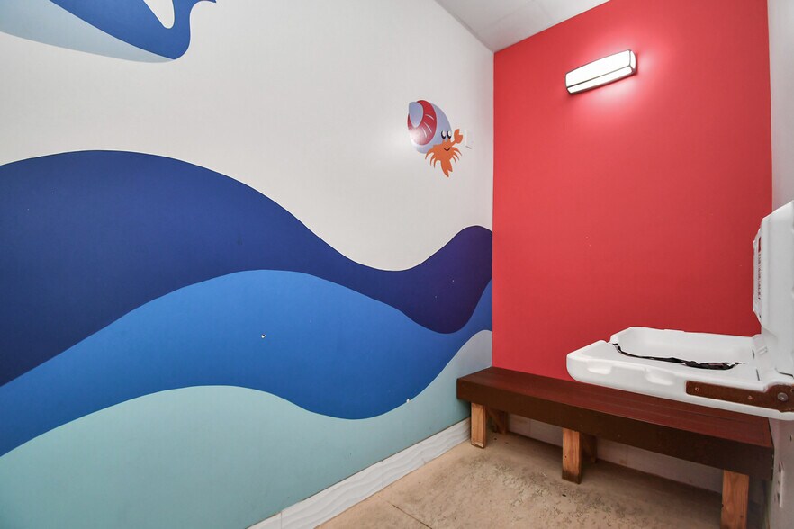 More Photos Of 10423 N Sam Houston Pky E, Humble Sports And Entertainment For Sale