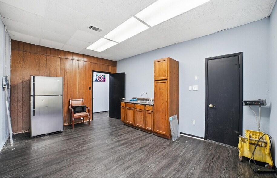 More Photos Of 2908 11th St, Dallas Office For Sale