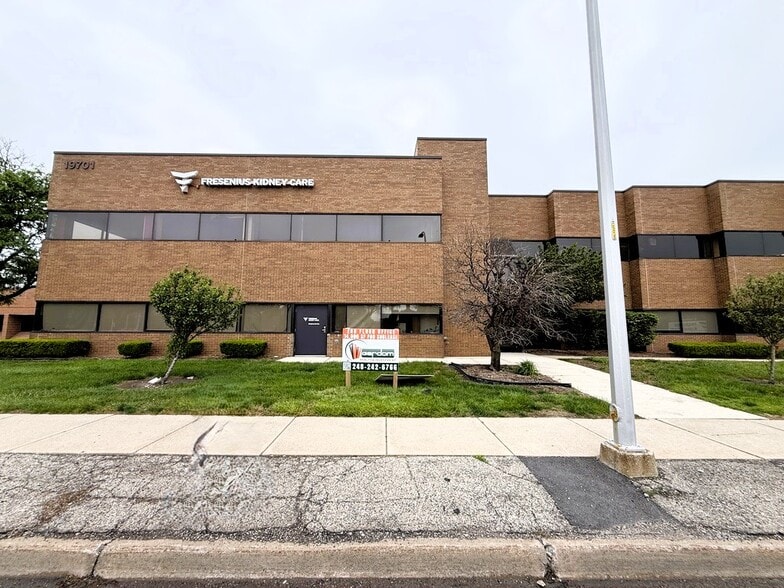More Photos Of 19701 Vernier Rd, Harper Woods Office For Lease