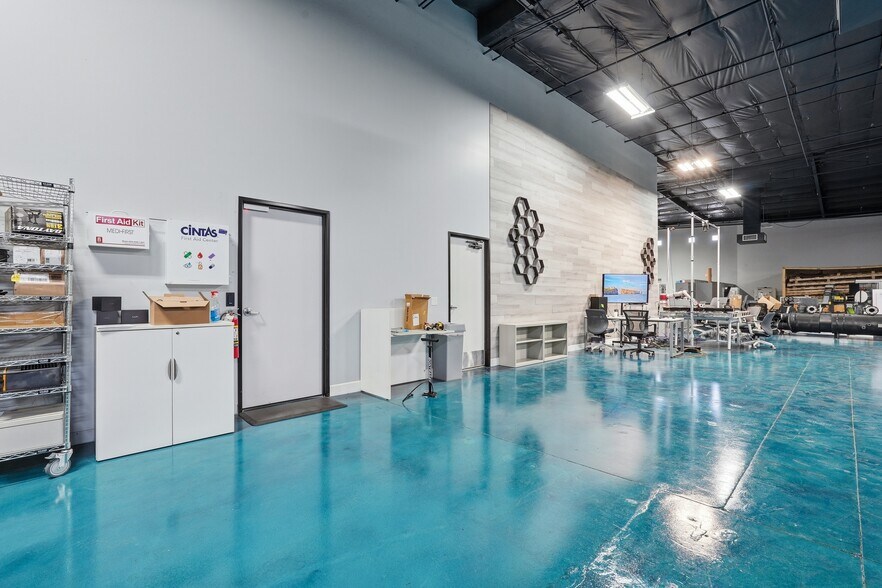 More Photos Of 3401 E Harbour Dr, Phoenix Light Manufacturing For Lease