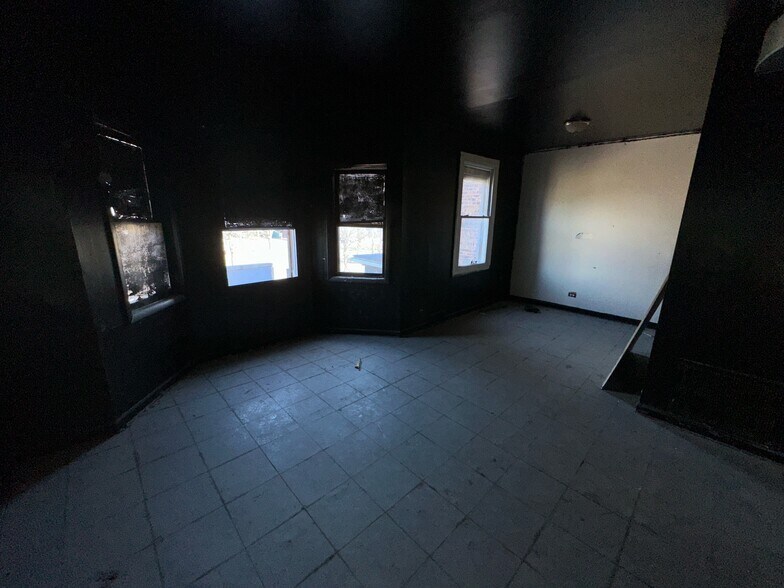 More Photos Of 1137 W Garfield Blvd, Chicago Storefront Retail Residential For Sale