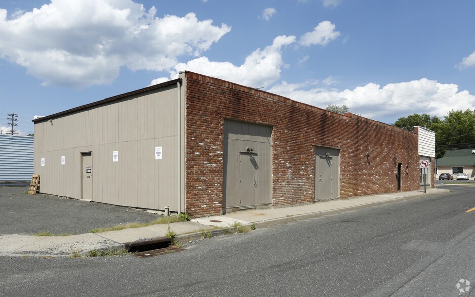 More Photos Of 432 Broad St, Shrewsbury Storefront For Lease