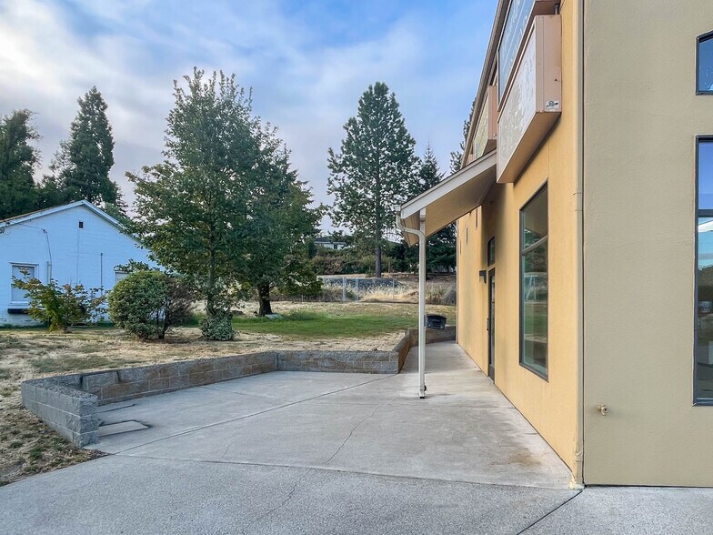 More Photos Of 2198 NE Stephens St, Roseburg Medical For Sale