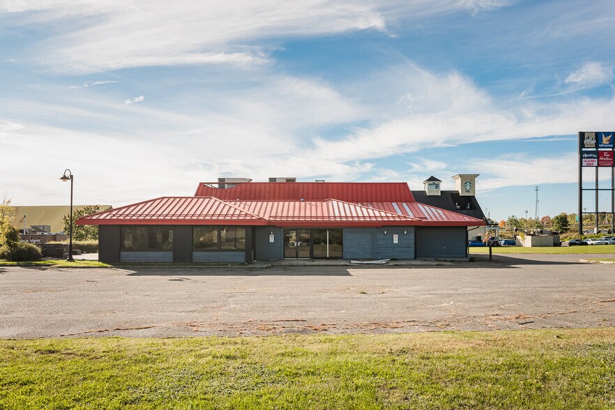 More Photos Of 8 Boul De Bromont, Bromont Restaurant For Lease