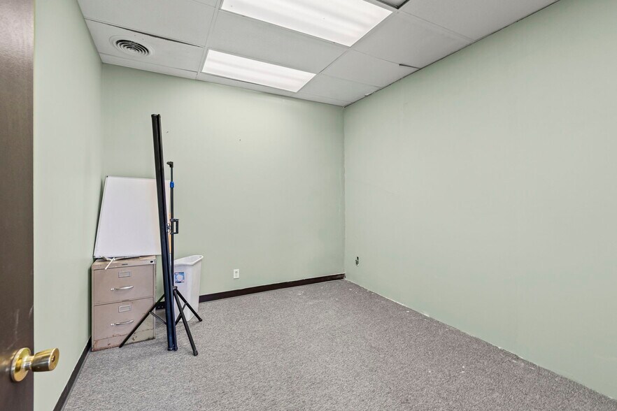 More Photos Of 3160 W Arrow St, Marshall Flex For Sale