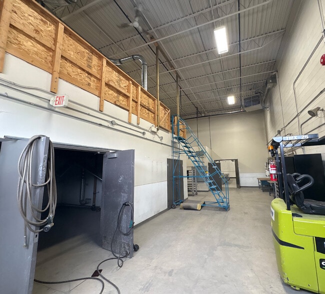 More Photos Of 2827 18th St NE, Calgary Warehouse For Sale