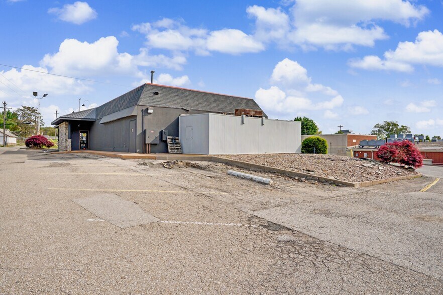 More Photos Of 605 S 10th St, Burlington General Retail For Sale